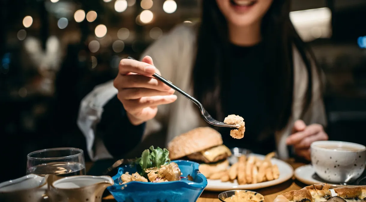 Estudos mostram que jantar tarde da noite aumenta o risco de doenças cardiovasculares e metabólicas, como AVC, infarto, obesidade e diabetes tipo 2 d3sign/GettyImages