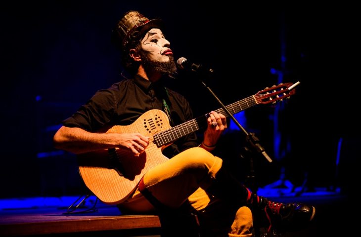 Fundador da banda O Teatro Mágico, Fernando Anitelli (capa), fará show solo em Campo Grande, apresentando clássicos e sucessos como “O anjo mais velho”, “Pena”, “Camarada d’Água” e “Nosso Pequeno Castelo (Foto: Divulgação)