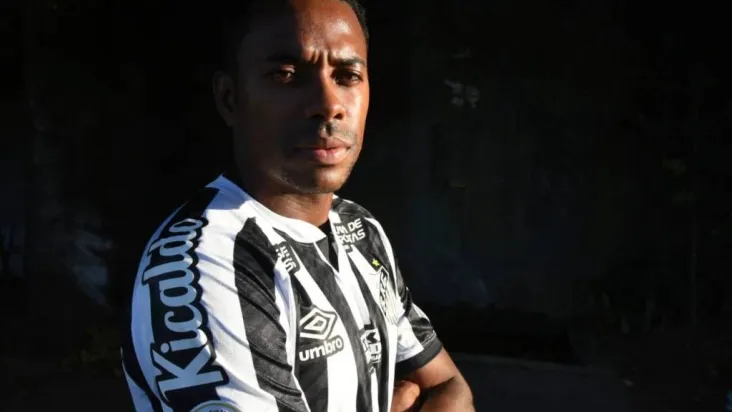 Robinho com a camisa do Santos Crédito: Divulgação