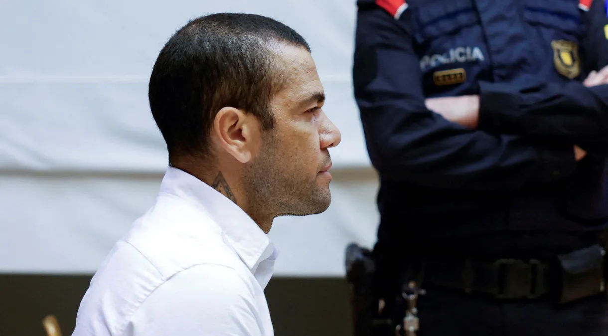 Daniel Alves comparece a tribunal durante seu julgamento em Barcelona Alberto Estevez/Pool via Reuters (05.fev.24)