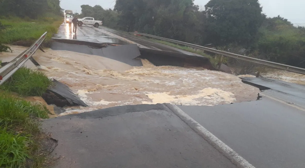 Rio Grande do Sul é atingido por fortes chuvas . Estradas foram destruídas Reprodução/ Redes Sociais